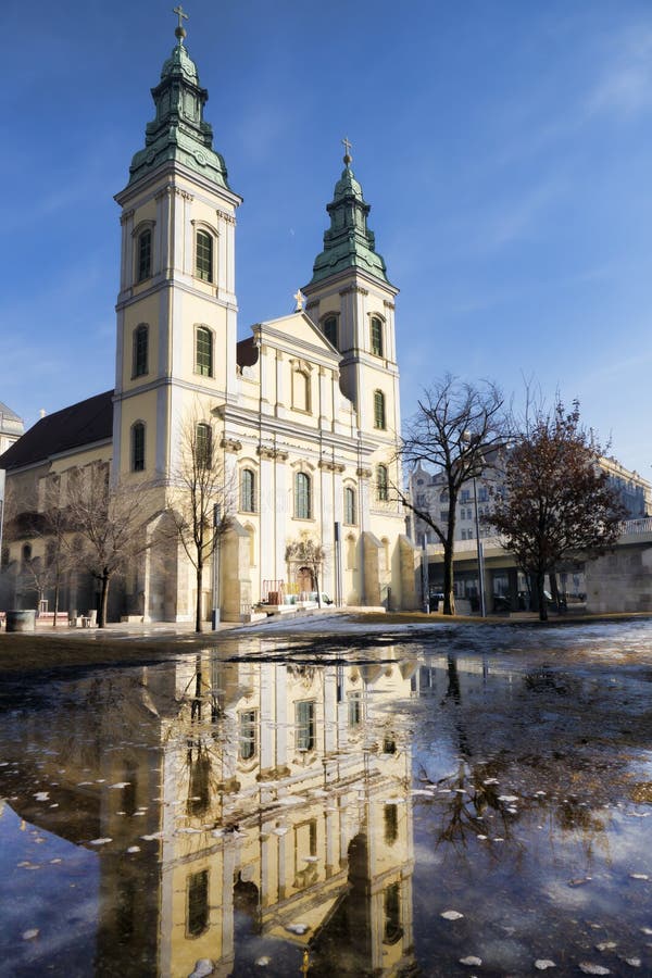 La iglesia parroquial del centro de la ciudad en Budapest, Hungría fotos de archivo libres de regalías La iglesia parroquial del centro de la ciudad en Budapest, Hungría fotos de archivo libres de regalías