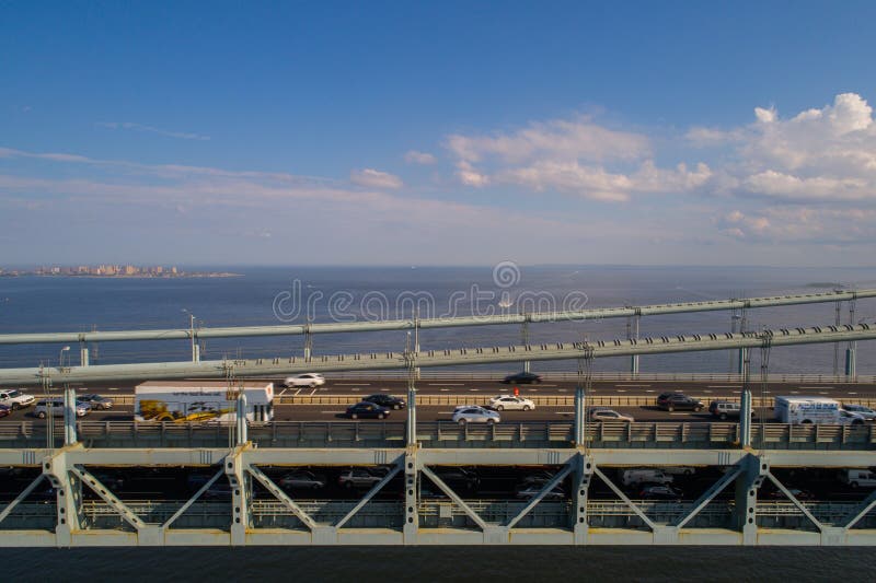 La imagen aérea de los estrechos de Verrazano tiende un puente sobre Nueva York imágenes de archivo libres de regalías La imagen aérea de los estrechos de Verrazano tiende un puente sobre Nueva York imágenes de archivo libres de regalías