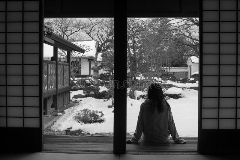 La imagen blanco y negro abstracta de la sentada sola de la mujer se relaja en terraza de madera y la mirada adelante al parque j foto de archivo La imagen blanco y negro abstracta de la sentada sola de la mujer se relaja en terraza de madera y la mirada adelante al parque j foto de archivo