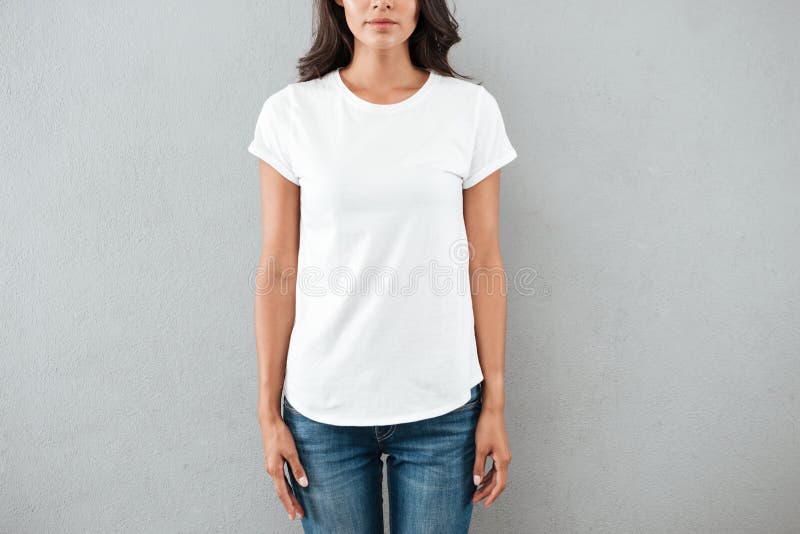 La imagen cosechada de una mujer joven se vistió en camiseta fotos de archivo La imagen cosechada de una mujer joven se vistió en camiseta fotos de archivo