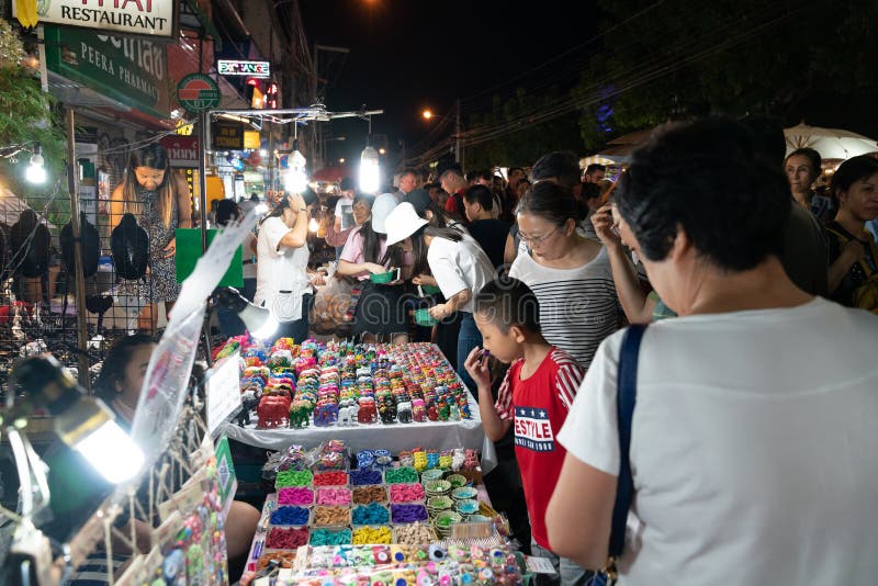 La imagen granosa apretó a gente real en calle en mercado asiático de la noche imagen de archivo libre de regalías