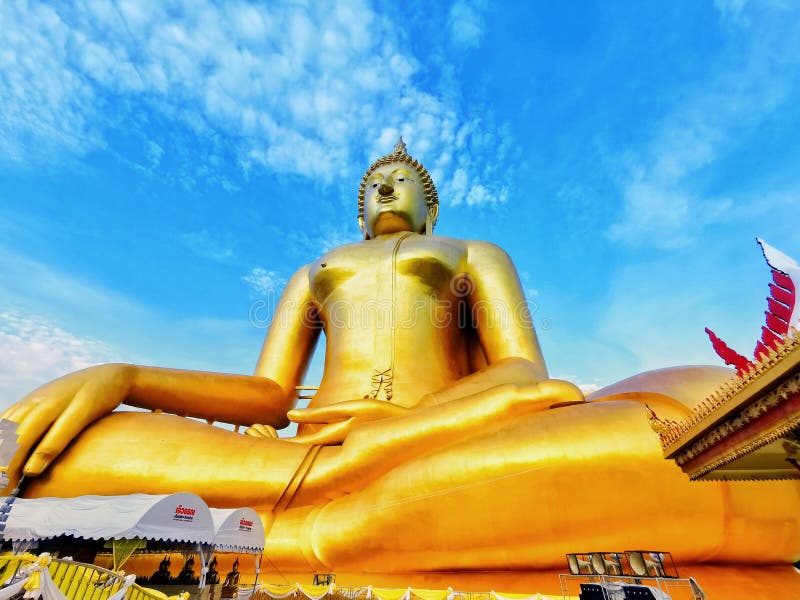 La imagen más grande de Buda que se sienta de Tailandia en Wat Muang fotografía de archivo libre de regalías La imagen más grande de Buda que se sienta de Tailandia en Wat Muang fotografía de archivo libre de regalías
