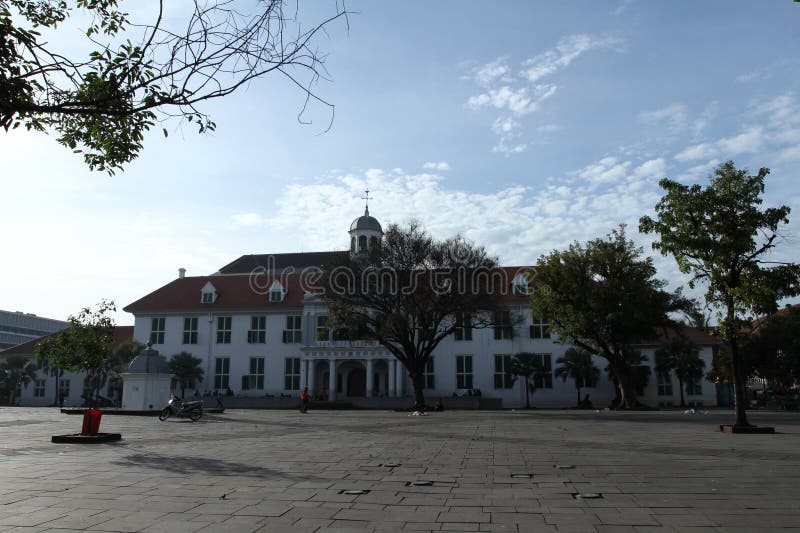 La imagen representa un edificio histórico de estilo colonial imagen de archivo