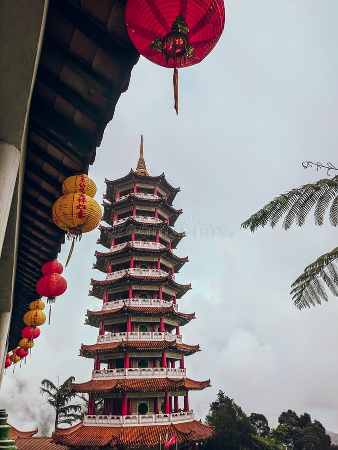 La imagen representa una torre del templo que se eleva elegantemente con intrincadas tallaciones y colores vibrantes imagenes de archivo
