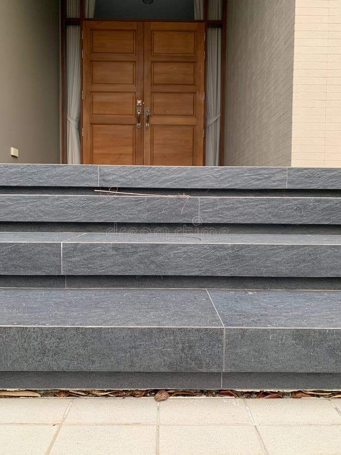 La imagen vertical de las escaleras delante de la casa se derrumbó Las tejas agrietadas se dirigen problemas se derrumbaron, las foto de archivo La imagen vertical de las escaleras delante de la casa se derrumbó Las tejas agrietadas se dirigen problemas se derrumbaron, las foto de archivo