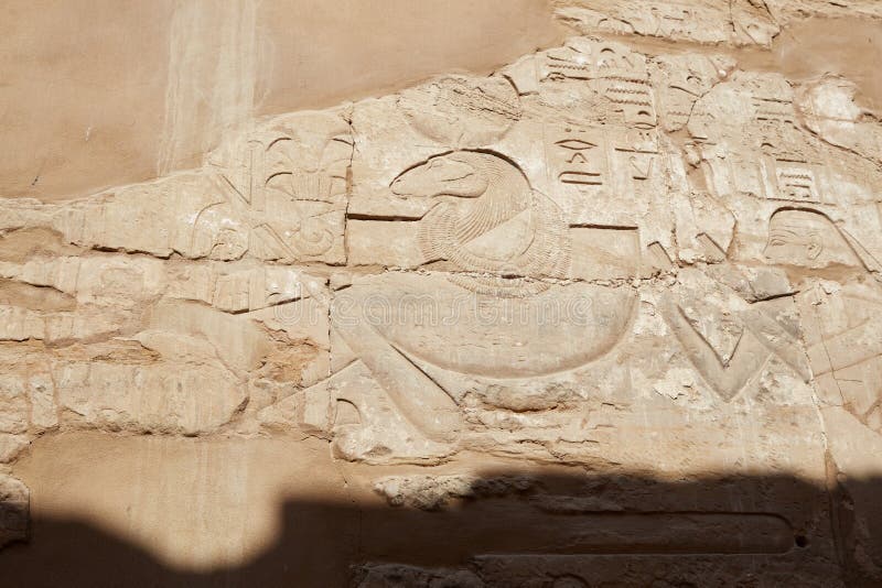 La impresionante gran corte del templo de karnak. En el centro de la gran corte hay una doble columnata construida por taharqa. cerca hay un altar de alabastro y algunas estatuas impresionantes. en otras partes de la corte se pueden encontrar más esfinges con algunos santuarios y templos adicionales.