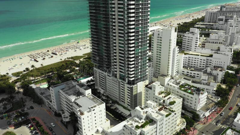 La inclinación aérea up revela el setai Miami Beach un edificio residencial de lujo de condominio