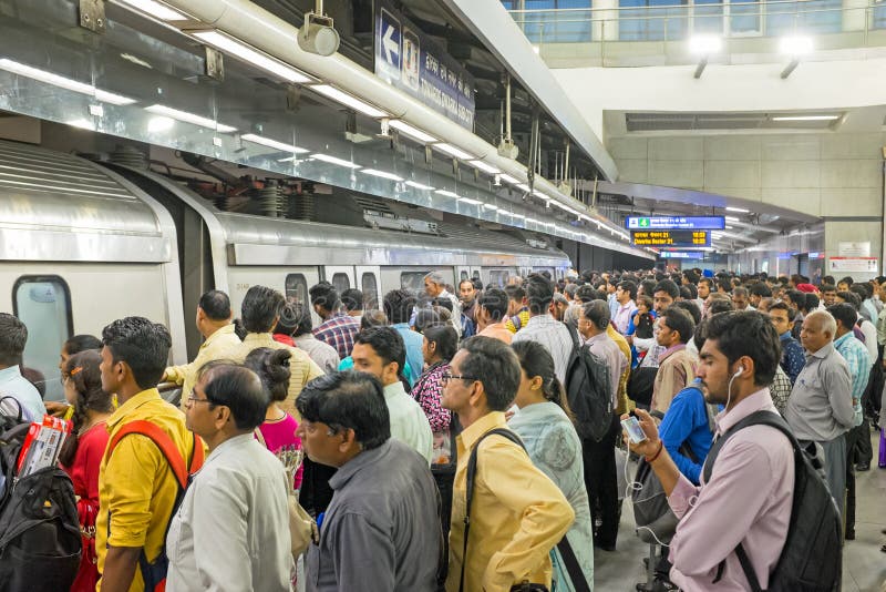 LA INDIA, NUEVA DELI - 5 DE ABRIL DE 2017: Viajeros que viajan en metro foto de archivo libre de regalías LA INDIA, NUEVA DELI - 5 DE ABRIL DE 2017: Viajeros que viajan en metro foto de archivo libre de regalías