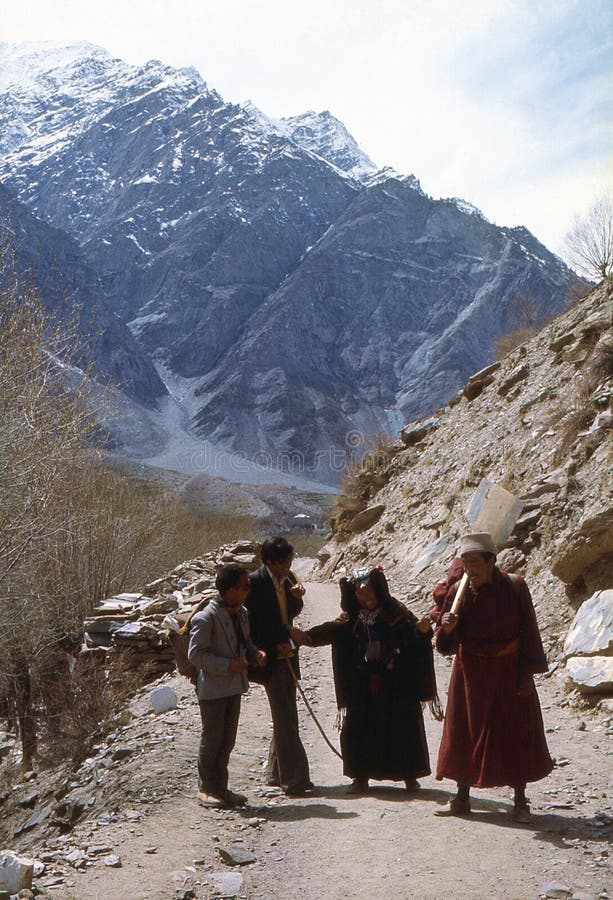 1977 La India Un par fra Ladakh, un pedazo tímido de la cámara fotos de archivo 1977 La India Un par fra Ladakh, un pedazo tímido de la cámara fotos de archivo