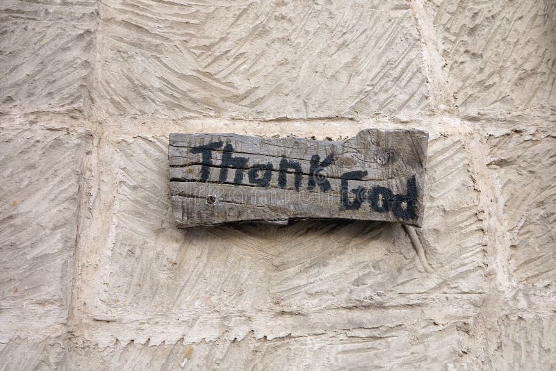 La inscripción agradece a dios en el tablero de madera en el fondo de la pared imagenes de archivo La inscripción agradece a dios en el tablero de madera en el fondo de la pared imagenes de archivo