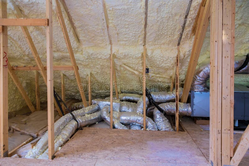 La instalación de los tubos del sistema de calefacción, válvulas se cierra para arriba en el tejado del sistema de calefacción de fotografía de archivo libre de regalías La instalación de los tubos del sistema de calefacción, válvulas se cierra para arriba en el tejado del sistema de calefacción de fotografía de archivo libre de regalías