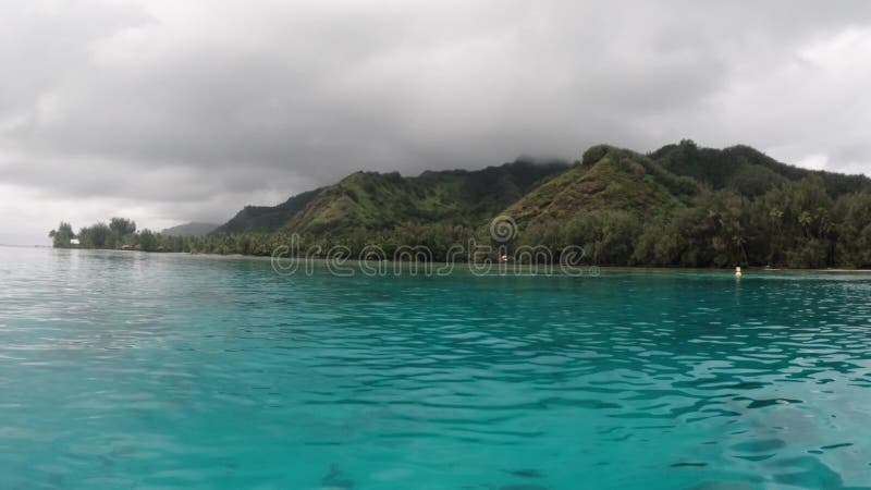 La isla de Moorea en la Polinesia Francesa de MooreaMaiao bajo un cielo nublado durante el día almacen de video