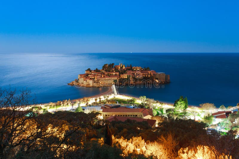 La isla de Sveti Stefan en la noche Adriático el SE de Montenegro, foto de archivo La isla de Sveti Stefan en la noche Adriático el SE de Montenegro, foto de archivo