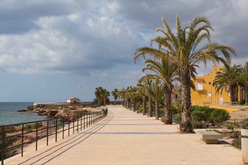 La Isla Plana Murcia Spain de chemin de côte près de notre Madame d'église de Carmen images libres de droits La Isla Plana Murcia Spain de chemin de côte près de notre Madame d'église de Carmen images libres de droits