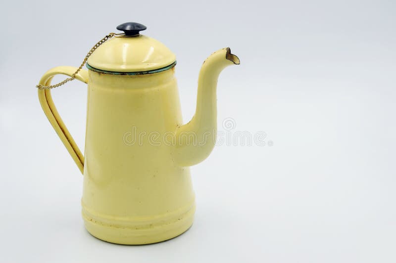 La jarra del esmalte del vintage es una amarillo claro en el backgound blanco foto de archivo La jarra del esmalte del vintage es una amarillo claro en el backgound blanco foto de archivo