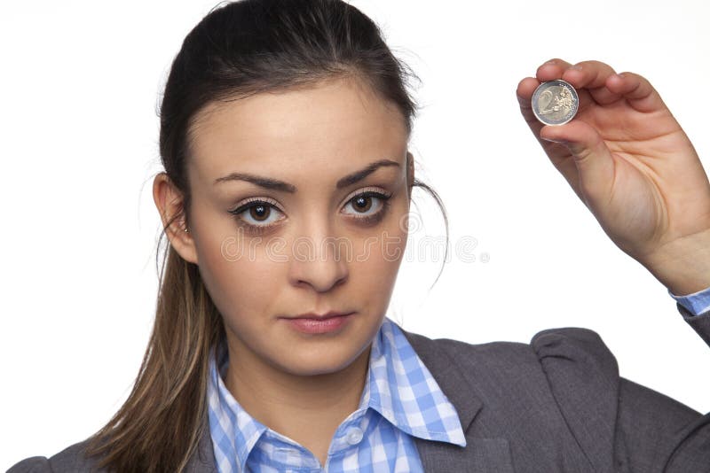 La jeune belle femme d'affaires montre deux euros photos libres de droits La jeune belle femme d'affaires montre deux euros photos libres de droits