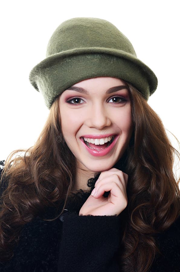 La jeune belle femme dans un béret d'automne sur une tête photos stock