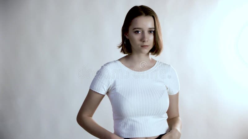 La jeune belle femme vous regarde attendent les gestes attrayants d'action banque de vidéos