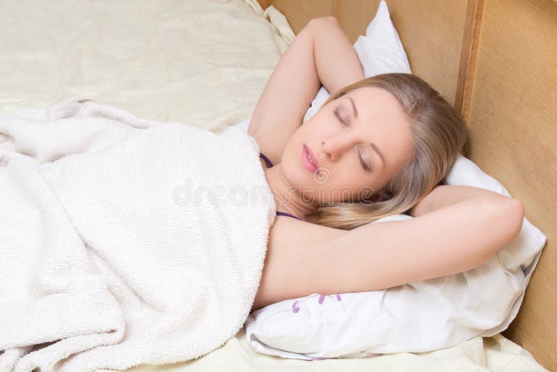 La Jeune Belle Fille Dort Dans Le Lit Photo Stock Image 39891059 