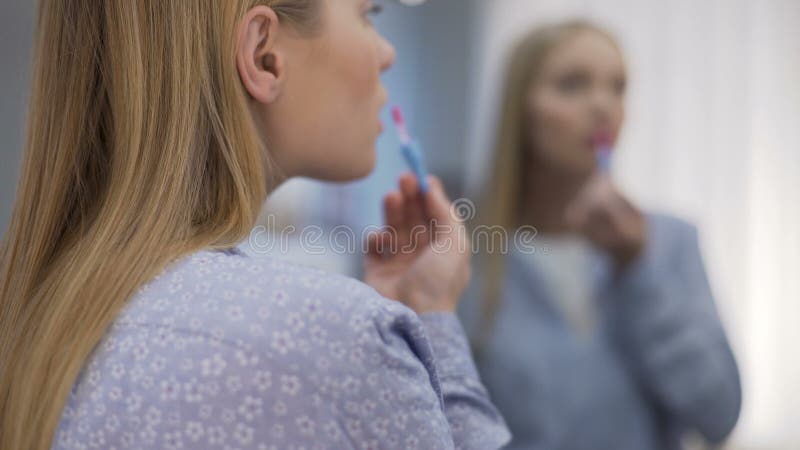 La jeune dame appliquant le rouge à lèvres avant la date, changeant l'aspect composent par banque de vidéos