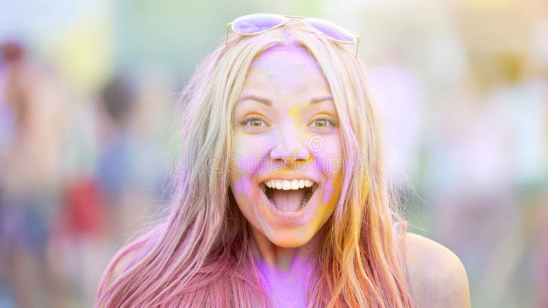 La jeune dame enthousiaste couverte dans Holi colore l'appareil-photo de sourire, ayant l'amusement au festival photographie stock La jeune dame enthousiaste couverte dans Holi colore l'appareil-photo de sourire, ayant l'amusement au festival photographie stock