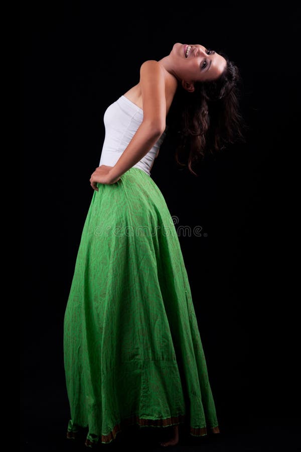 La jeune et belle femme avec la sa se dirigent en arrière photo stock La jeune et belle femme avec la sa se dirigent en arrière photo stock