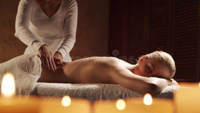 Belle Jeune Femme Dans Le Spa Salon Recevant Un Traitement Du Visage Avec  La Crème Visage À Fond Blanc. Concept De Beauté, Massage, Thérapie Sain Et  Relaxant Banque D'Images et Photos Libres