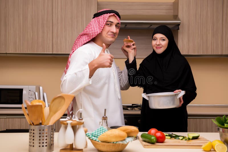 La jeune famille arabe dans la cuisine images stock La jeune famille arabe dans la cuisine images stock