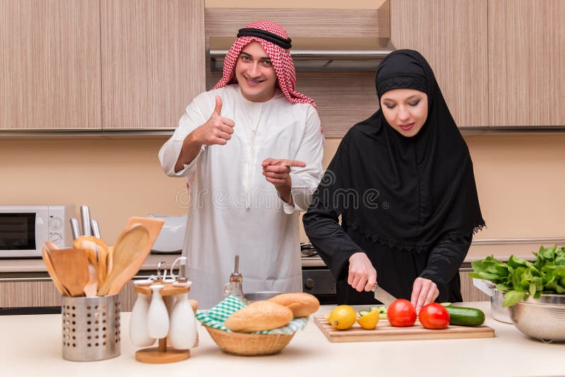 La jeune famille arabe dans la cuisine photo libre de droits La jeune famille arabe dans la cuisine photo libre de droits
