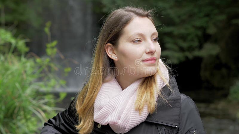 La jeune femme apprécie la belle nature en Irlande