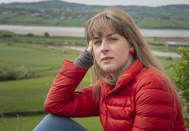 La jeune femme apprécie la nature verte merveilleuse de l'Irlande photo stock La jeune femme apprécie la nature verte merveilleuse de l'Irlande photo stock