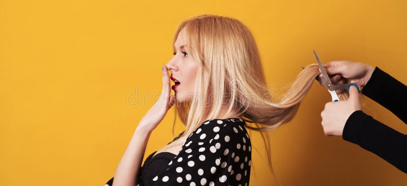 La jeune femme blonde a couper ses longs cheveux dans le coiffeur Les ciseaux ont coupé les cheveux de filles Femme intéressée av photos stock La jeune femme blonde a couper ses longs cheveux dans le coiffeur Les ciseaux ont coupé les cheveux de filles Femme intéressée av photos stock