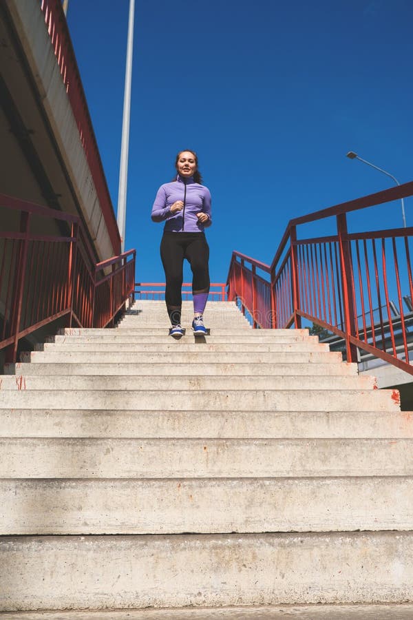 Femme à Faire Des Pompes Sur Les Escaliers Sur Le Concept Urbain De Sport  De La Rue Photo stock - Image du ville, concentré: 204735322