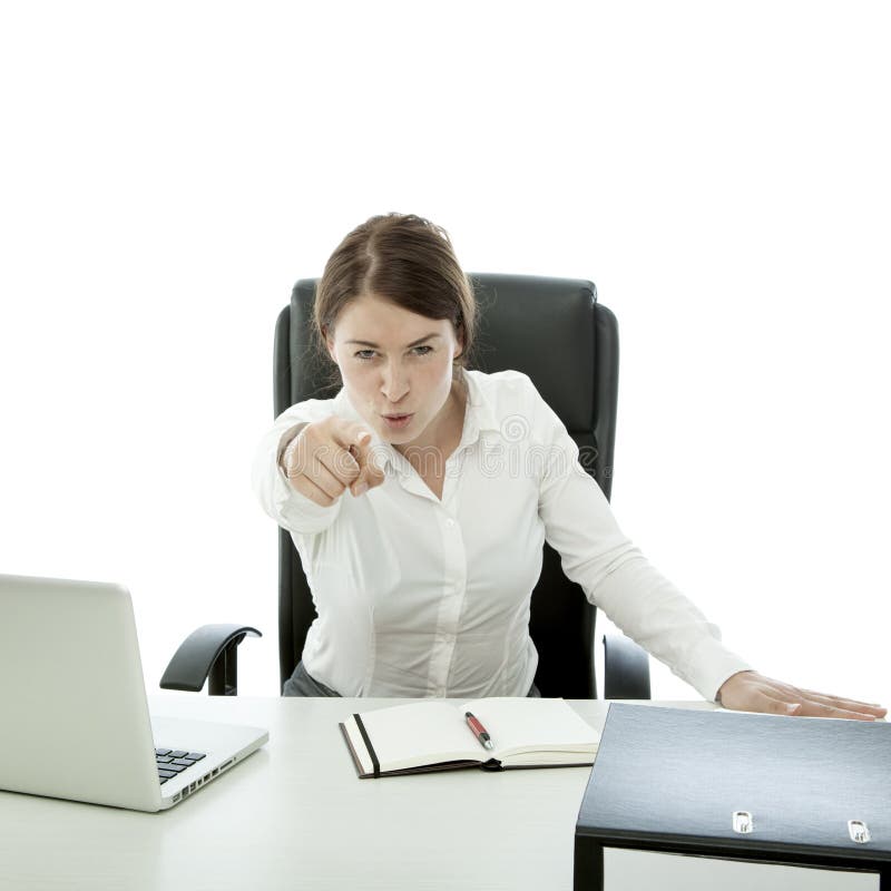 La jeune femme d'affaires de brunette vous veulent derrière le bureau photographie stock libre de droits La jeune femme d'affaires de brunette vous veulent derrière le bureau photographie stock libre de droits