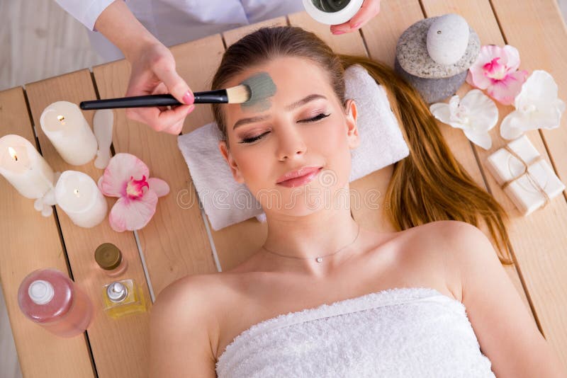 La jeune femme dans le concept de santé de station thermale avec le masque protecteur photo libre de droits La jeune femme dans le concept de santé de station thermale avec le masque protecteur photo libre de droits