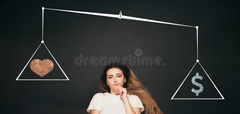 La jeune femme dans le doute sur le fond de studio gagnent à la vie l'amour bien choisi ou l'argent tiré coeur et symbole dollar r photo libre de droits
