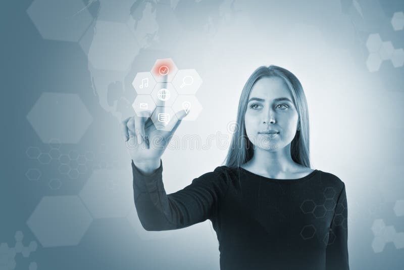 La jeune femme dans le noir pousse le bouton Concept innovateur de technologie photographie stock La jeune femme dans le noir pousse le bouton Concept innovateur de technologie photographie stock