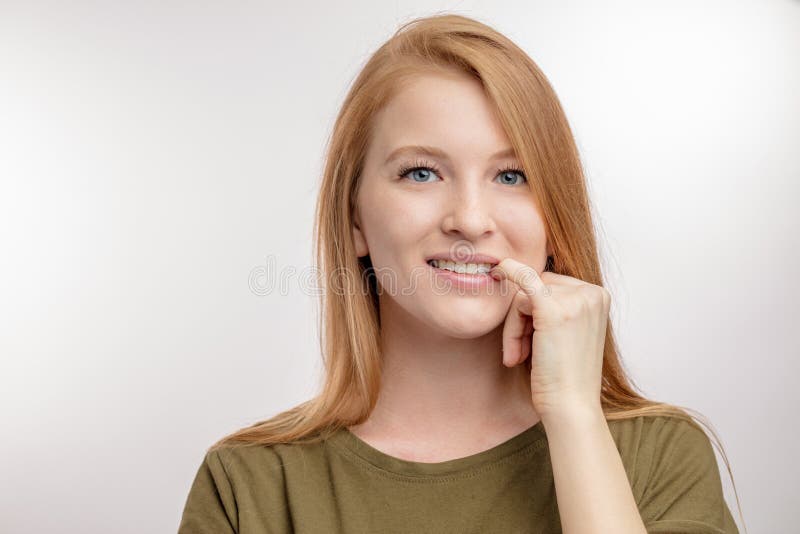 La jeune femme de Beautifyl mord ses ongles mauvais concept de habbit photographie stock La jeune femme de Beautifyl mord ses ongles mauvais concept de habbit photographie stock