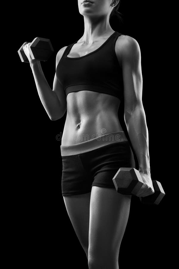 La jeune femme de forme physique dans la formation pompant muscles avec l'haltère photo stock La jeune femme de forme physique dans la formation pompant muscles avec l'haltère photo stock