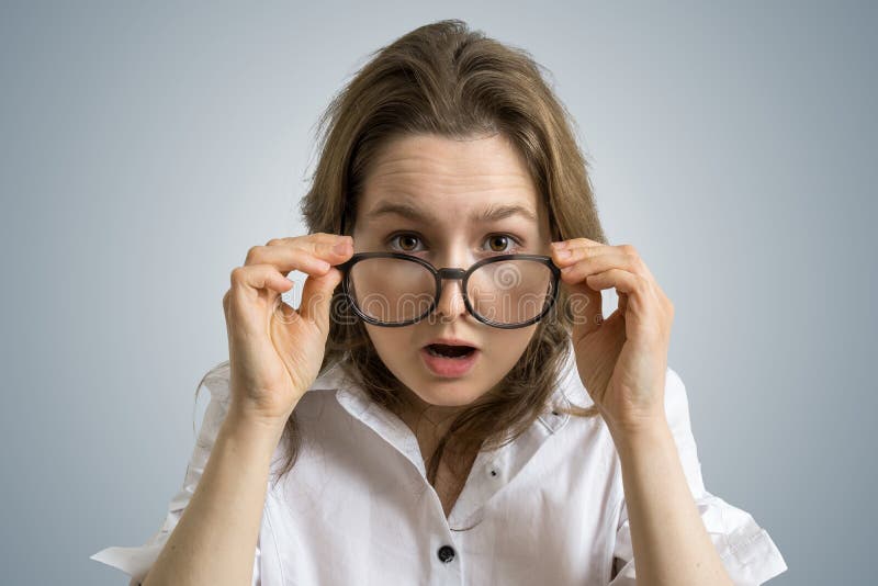La jeune femme drôle est choquée et étonnée photographie stock La jeune femme drôle est choquée et étonnée photographie stock