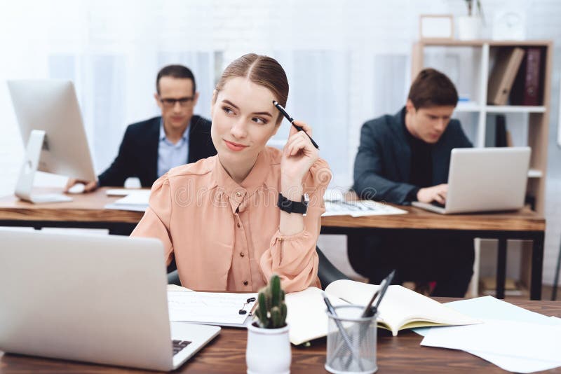 La jeune femme détend au travail Elle regarde les achats photographie stock libre de droits La jeune femme détend au travail Elle regarde les achats photographie stock libre de droits