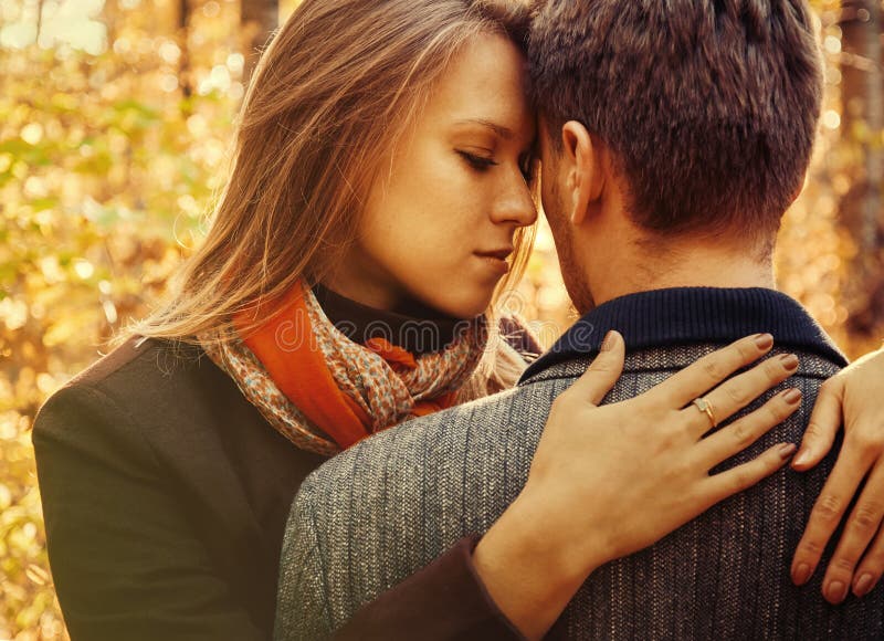 Video De Gens Qui L Amour La Jeune Femme Embrasse Un Homme, Couple Dans L'amour Image stock