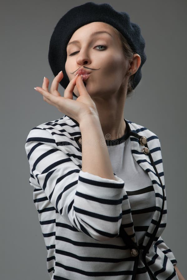La jeune femme prouve que le goût est délicieux photo libre de droits La jeune femme prouve que le goût est délicieux photo libre de droits