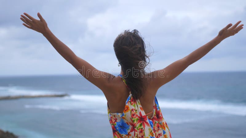 La jeune femme réussie a atteint le dessus du moutain Hausse de fille ses mains dans le ciel Vue supérieure sur le bel océan entr images libres de droits La jeune femme réussie a atteint le dessus du moutain Hausse de fille ses mains dans le ciel Vue supérieure sur le bel océan entr images libres de droits
