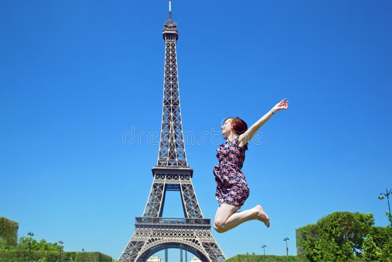 La jeune femme sautant contre Tour Eiffel image stock La jeune femme sautant contre Tour Eiffel image stock
