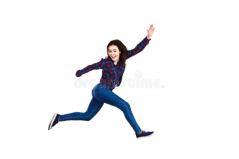 La jeune femme sautant sur le fond blanc photo libre de droits La jeune femme sautant sur le fond blanc photo libre de droits