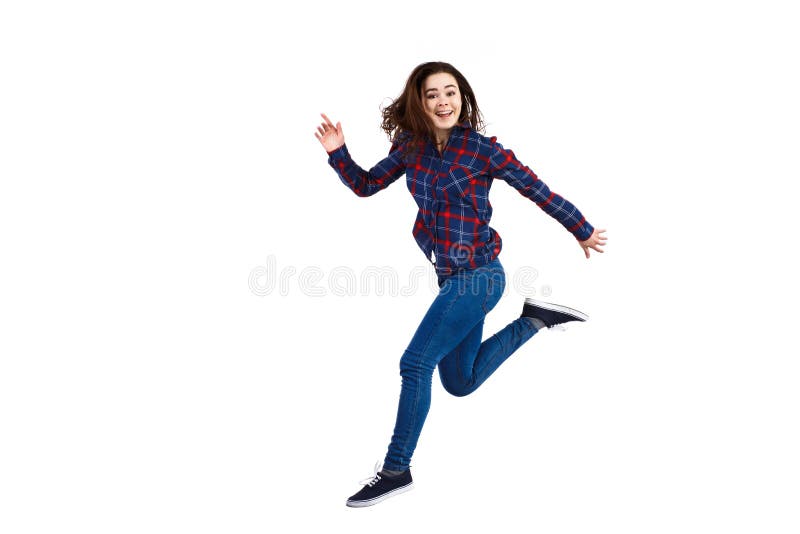 La jeune femme sautant sur le fond blanc photo libre de droits La jeune femme sautant sur le fond blanc photo libre de droits