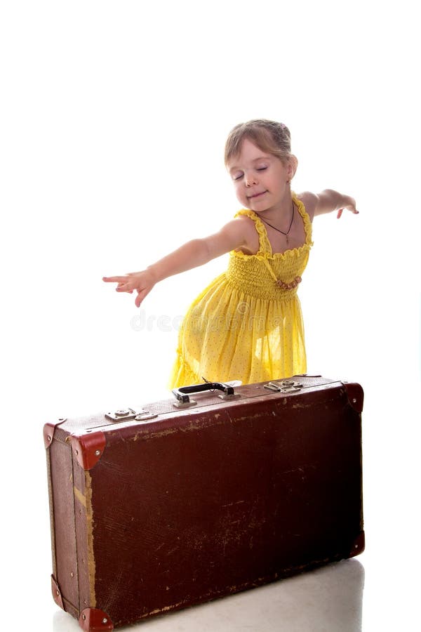 La jeune fille de voyageur avec une valise D'isolement au-dessus du fond blanc photo libre de droits La jeune fille de voyageur avec une valise D'isolement au-dessus du fond blanc photo libre de droits