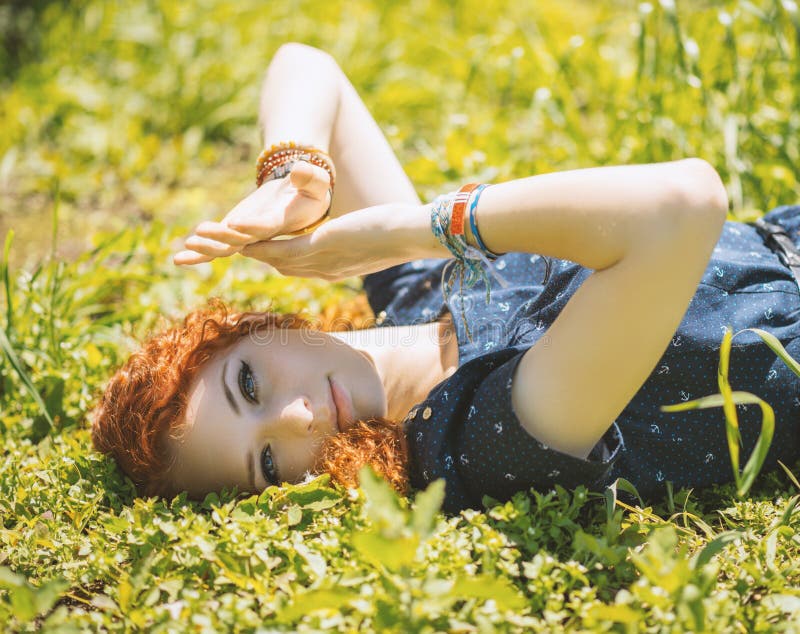 La jeune fille a fermé ses yeux à la main photographie stock libre de droits La jeune fille a fermé ses yeux à la main photographie stock libre de droits