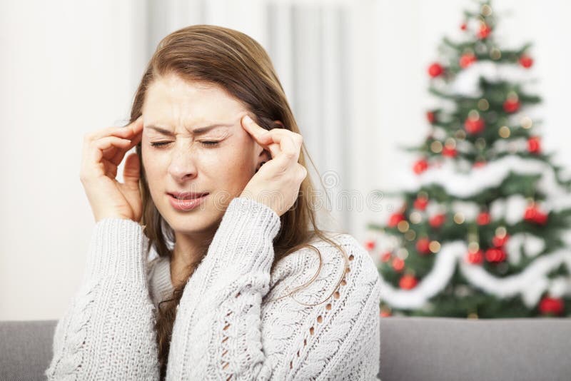 La jeune fille a le mal de tête de l'effort de Noël images libres de droits La jeune fille a le mal de tête de l'effort de Noël images libres de droits